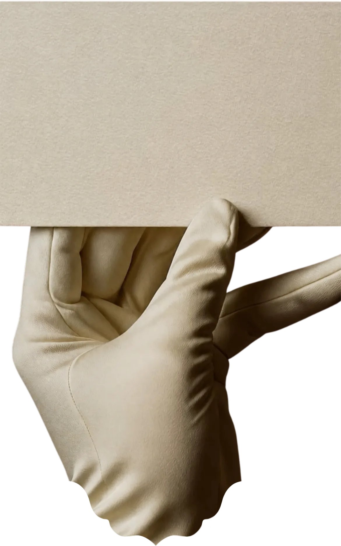 Mano con guante sosteniendo una tarjeta